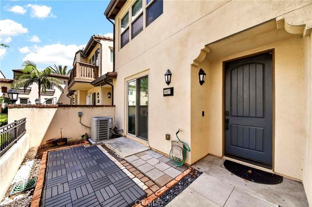 2827 W Edinger Avenue, Santa Ana, CA 92704