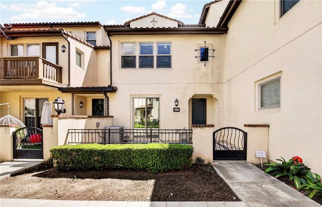 2827 W Edinger Avenue, Santa Ana, CA 92704