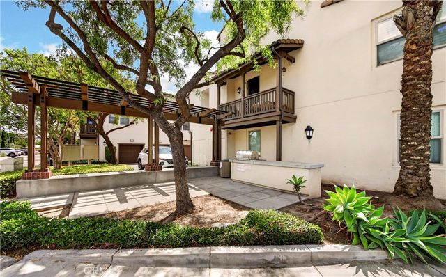 2827 W Edinger Avenue, Santa Ana, CA 92704