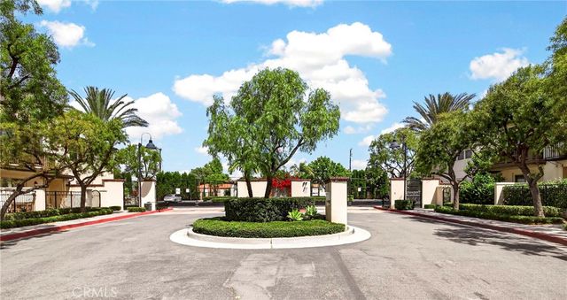 2827 W Edinger Avenue, Santa Ana, CA 92704