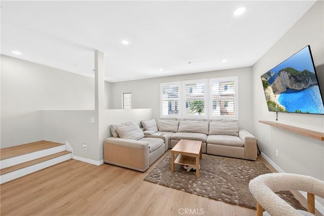 2827 W Edinger Avenue, Santa Ana, CA 92704