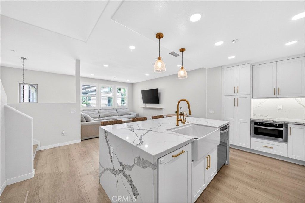 2827 W Edinger Avenue, Santa Ana, CA 92704