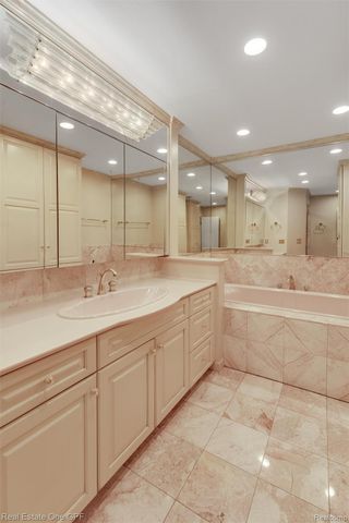 1750 Vernier Road 22, Grosse Pointe Woods, MI 48236