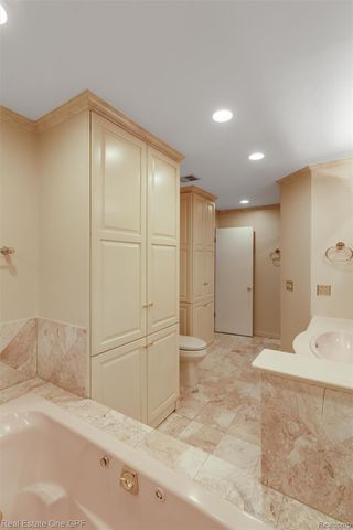 1750 Vernier Road 22, Grosse Pointe Woods, MI 48236