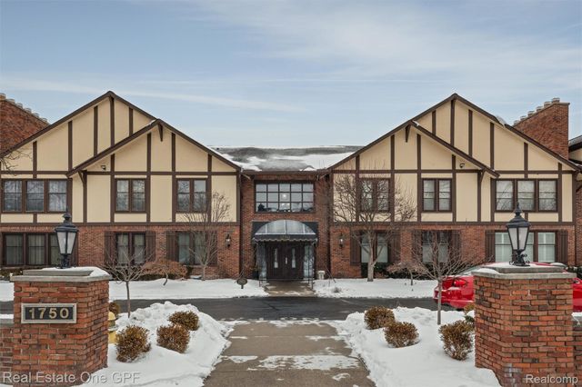 1750 Vernier Road 22, Grosse Pointe Woods, MI 48236