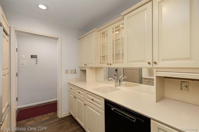 1750 Vernier Road 22, Grosse Pointe Woods, MI 48236