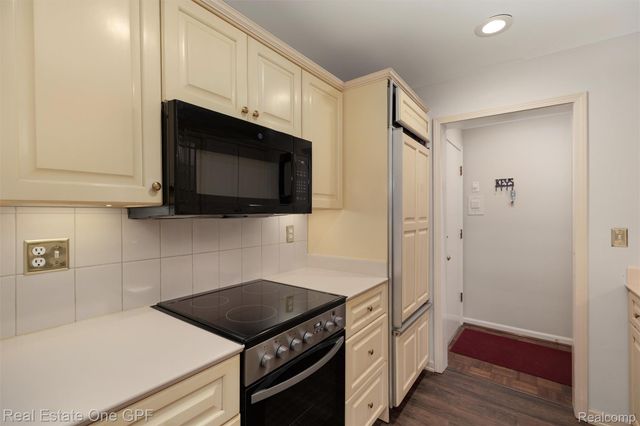 1750 Vernier Road 22, Grosse Pointe Woods, MI 48236