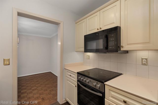 1750 Vernier Road 22, Grosse Pointe Woods, MI 48236