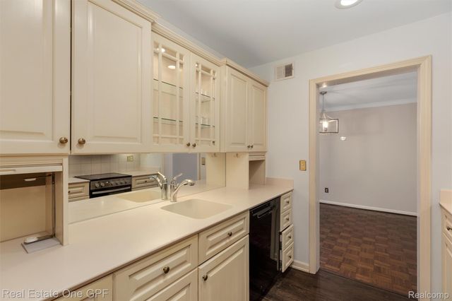 1750 Vernier Road 22, Grosse Pointe Woods, MI 48236