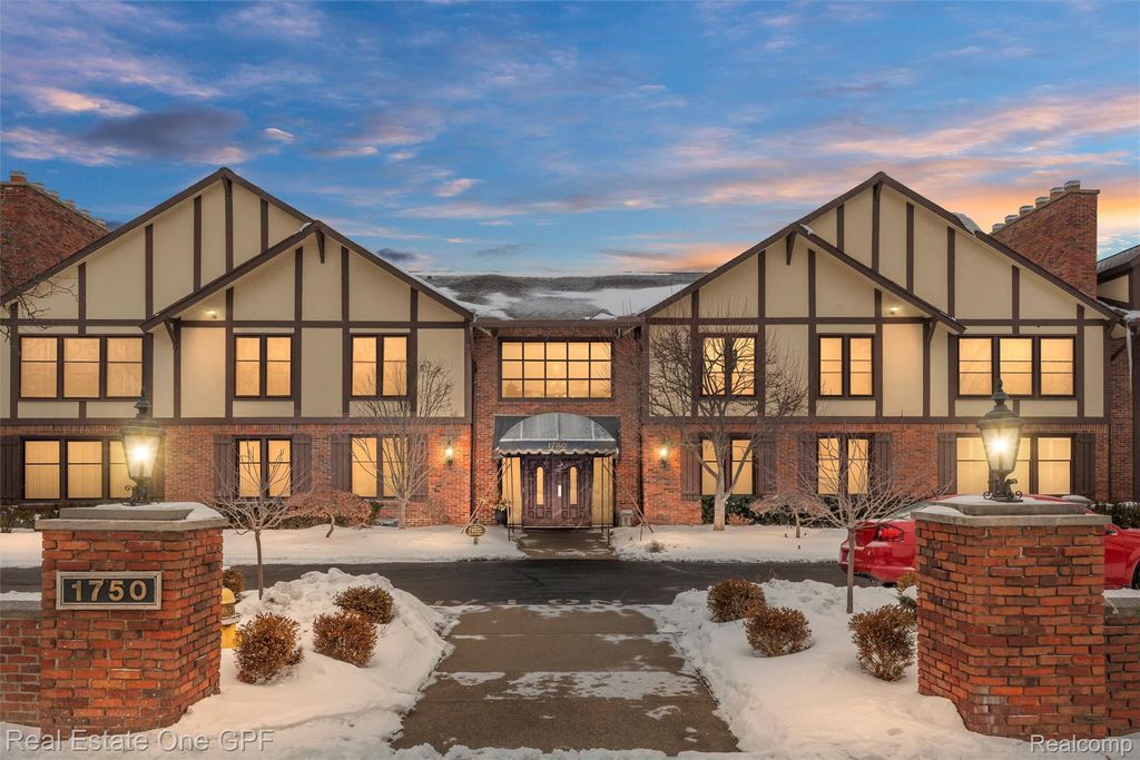 1750 Vernier Road 22, Grosse Pointe Woods, MI 48236
