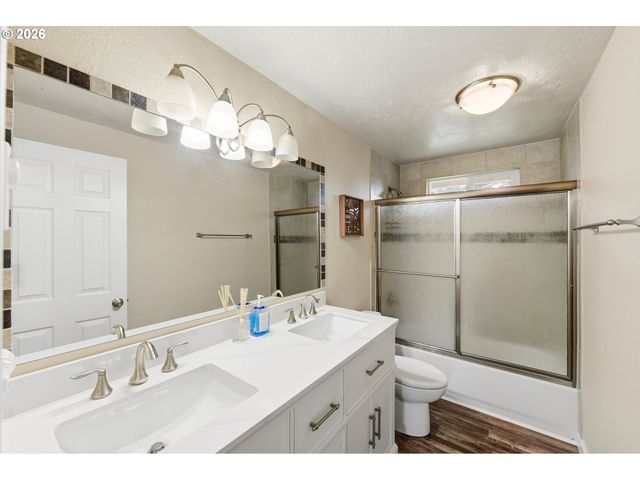 1289 FORD Ln, North Bend, OR 97459