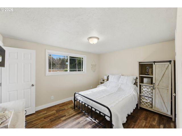 1289 FORD Ln, North Bend, OR 97459