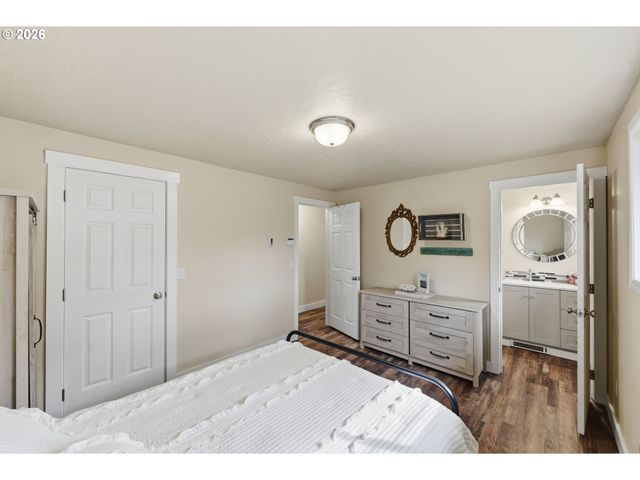 1289 FORD Ln, North Bend, OR 97459