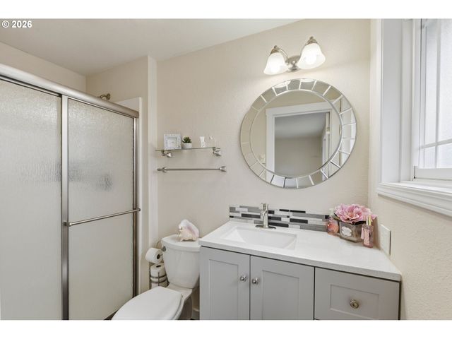 1289 FORD Ln, North Bend, OR 97459