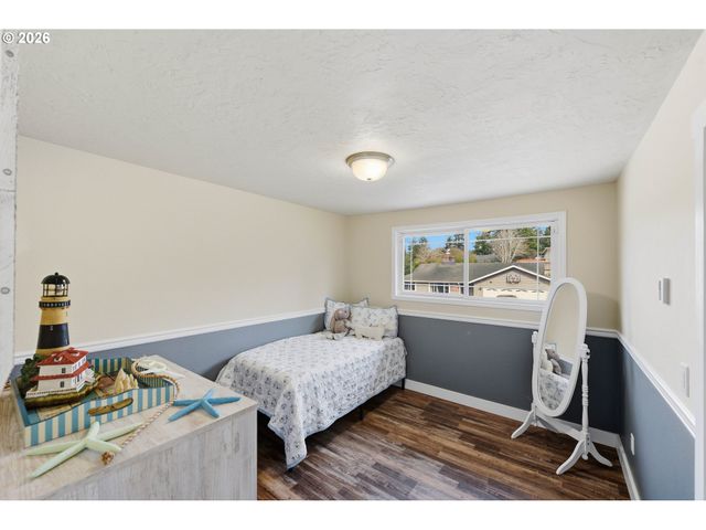 1289 FORD Ln, North Bend, OR 97459