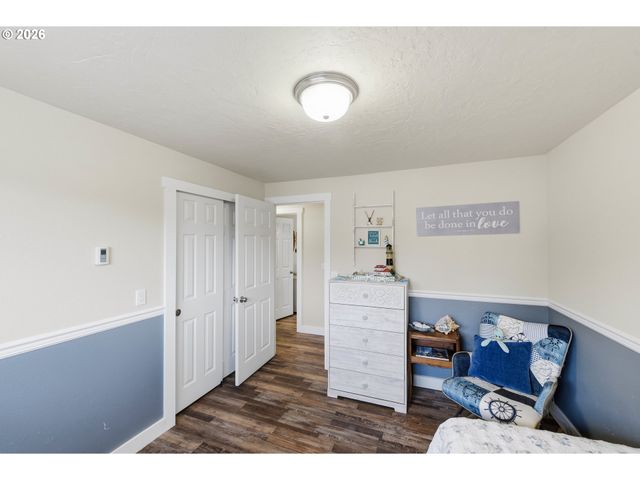 1289 FORD Ln, North Bend, OR 97459