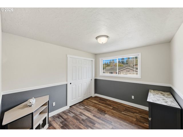 1289 FORD Ln, North Bend, OR 97459