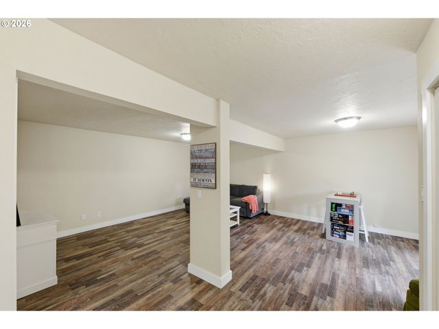 1289 FORD Ln, North Bend, OR 97459