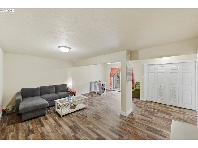 1289 FORD Ln, North Bend, OR 97459