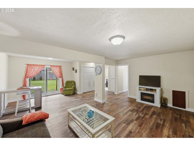 1289 FORD Ln, North Bend, OR 97459