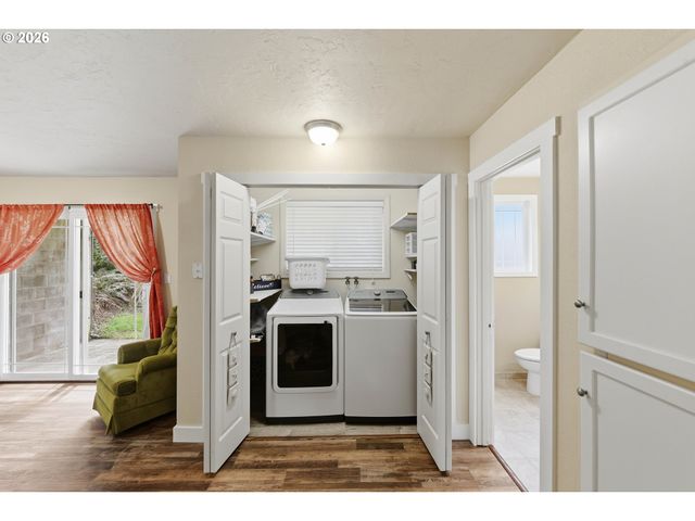 1289 FORD Ln, North Bend, OR 97459