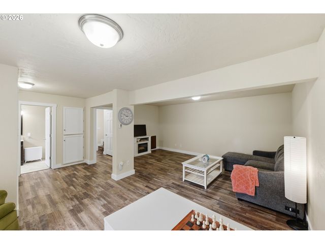 1289 FORD Ln, North Bend, OR 97459