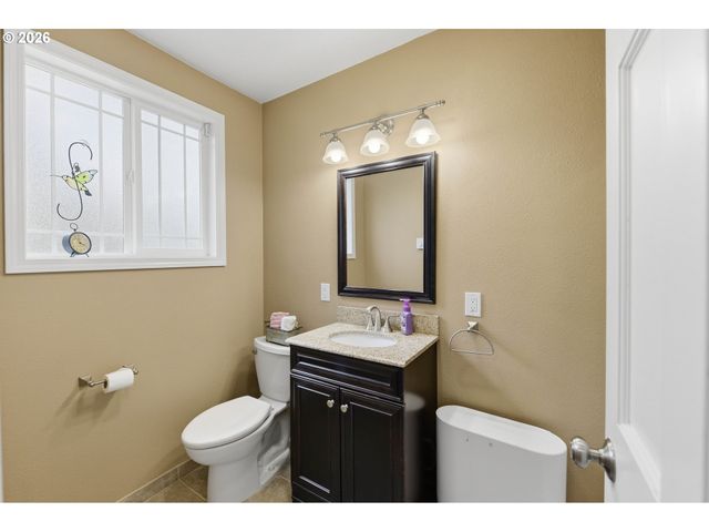 1289 FORD Ln, North Bend, OR 97459