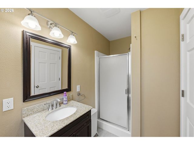 1289 FORD Ln, North Bend, OR 97459