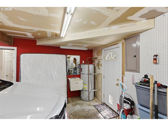 1289 FORD Ln, North Bend, OR 97459