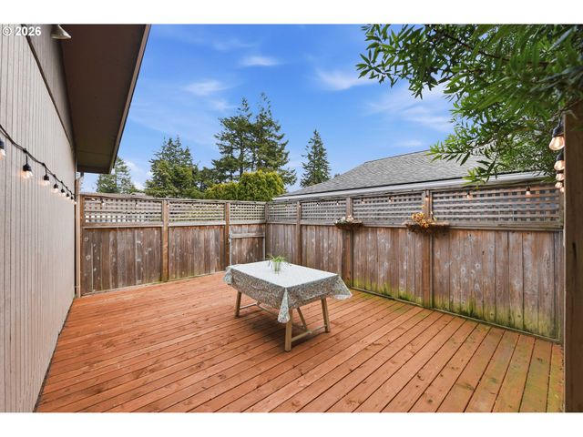 1289 FORD Ln, North Bend, OR 97459