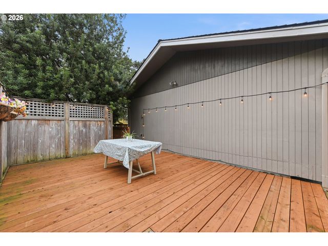 1289 FORD Ln, North Bend, OR 97459