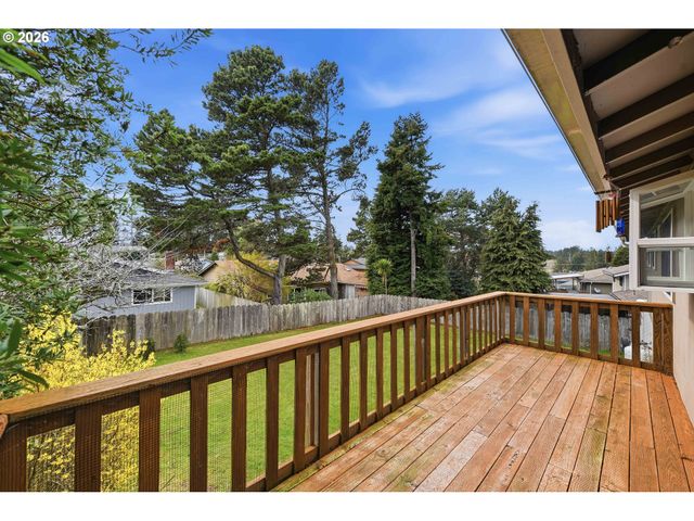 1289 FORD Ln, North Bend, OR 97459