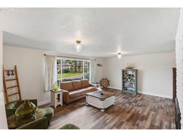 1289 FORD Ln, North Bend, OR 97459