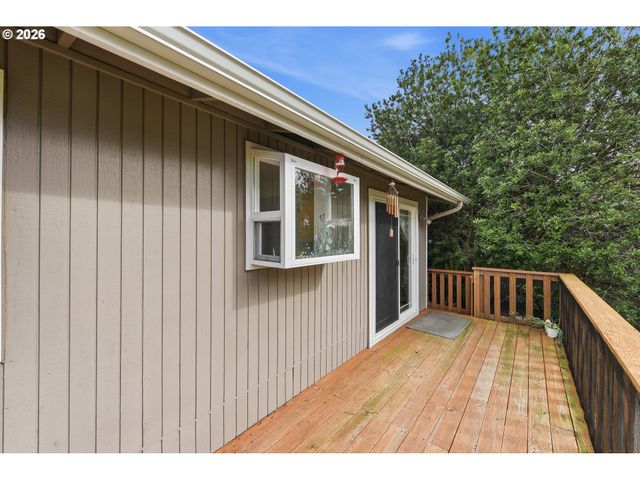 1289 FORD Ln, North Bend, OR 97459