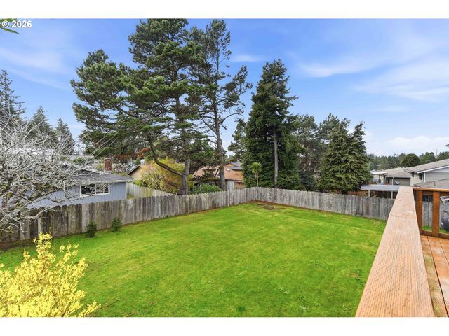 1289 FORD Ln, North Bend, OR 97459