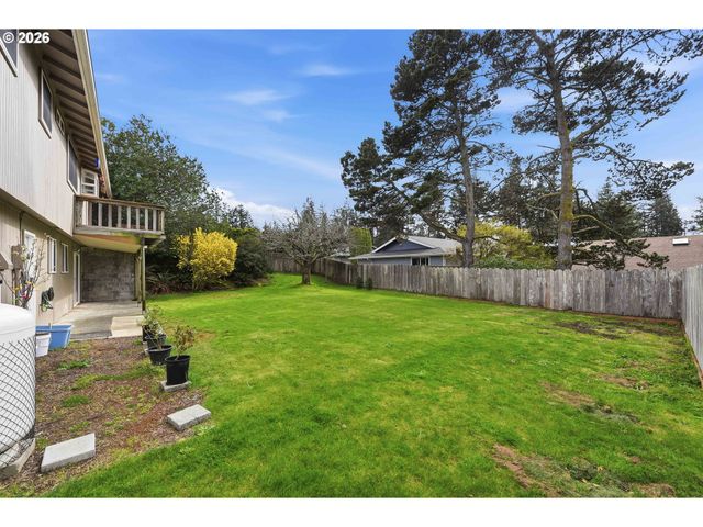 1289 FORD Ln, North Bend, OR 97459