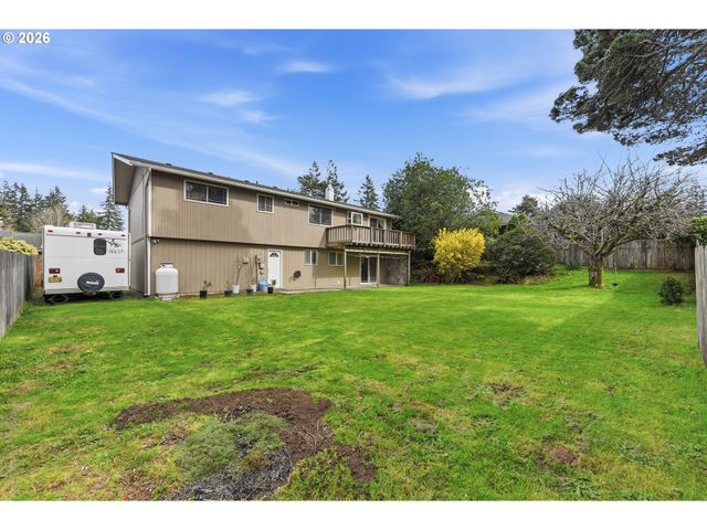 1289 FORD Ln, North Bend, OR 97459