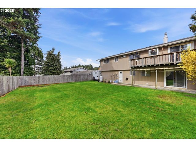 1289 FORD Ln, North Bend, OR 97459