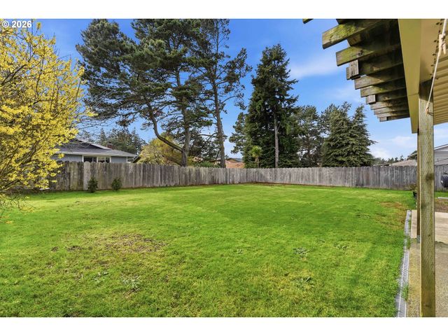 1289 FORD Ln, North Bend, OR 97459