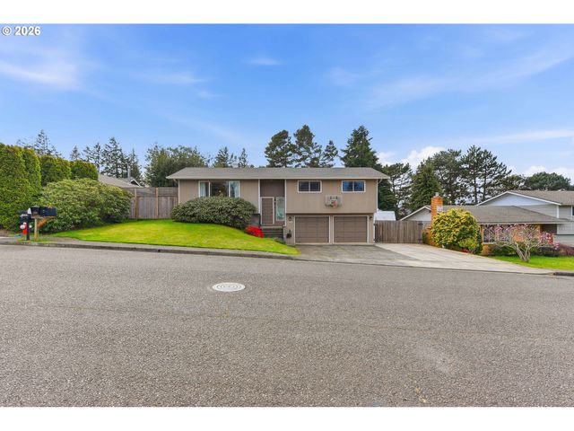 1289 FORD Ln, North Bend, OR 97459