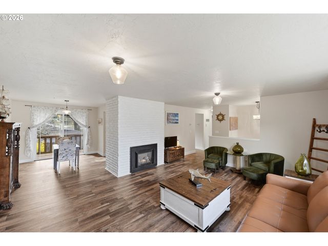 1289 FORD Ln, North Bend, OR 97459