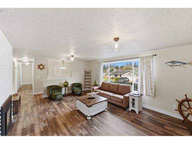 1289 FORD Ln, North Bend, OR 97459