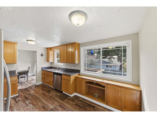 1289 FORD Ln, North Bend, OR 97459