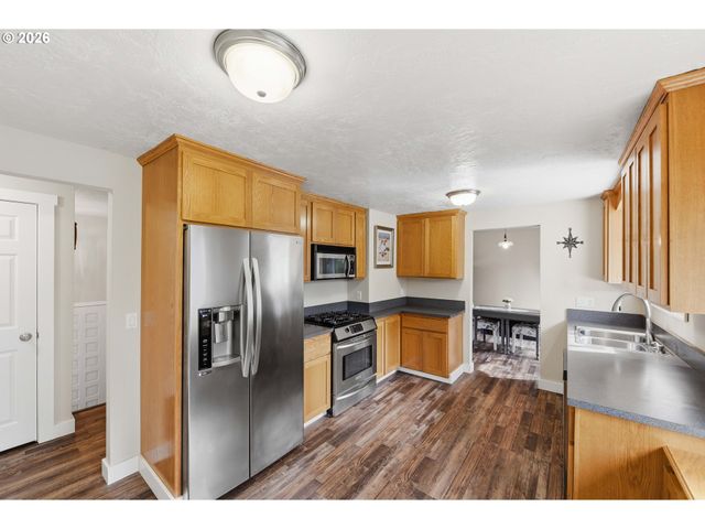 1289 FORD Ln, North Bend, OR 97459