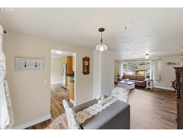 1289 FORD Ln, North Bend, OR 97459