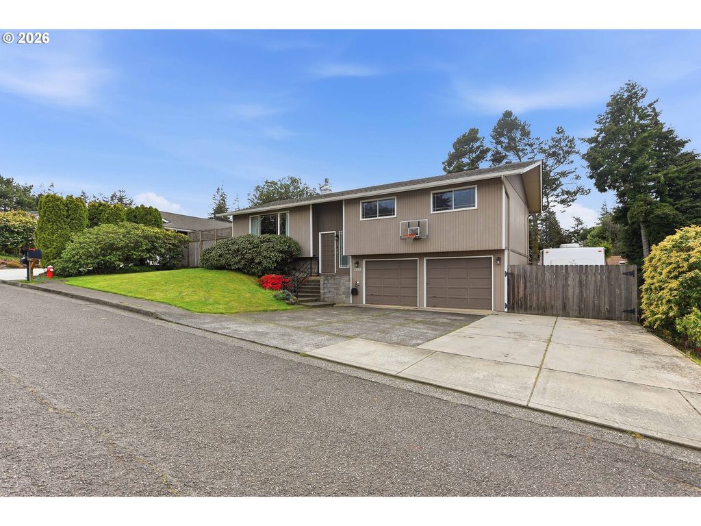 1289 FORD Ln, North Bend, OR 97459