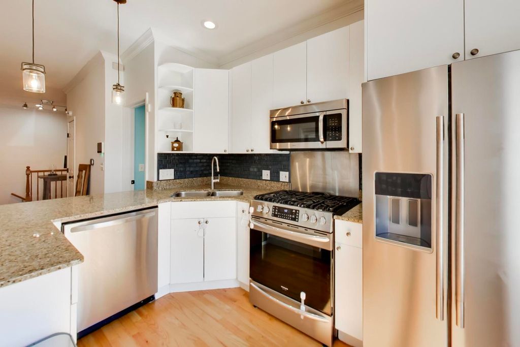 Image 11 of property listing at 1953 W FOSTER Avenue 1, Chicago, IL 60640