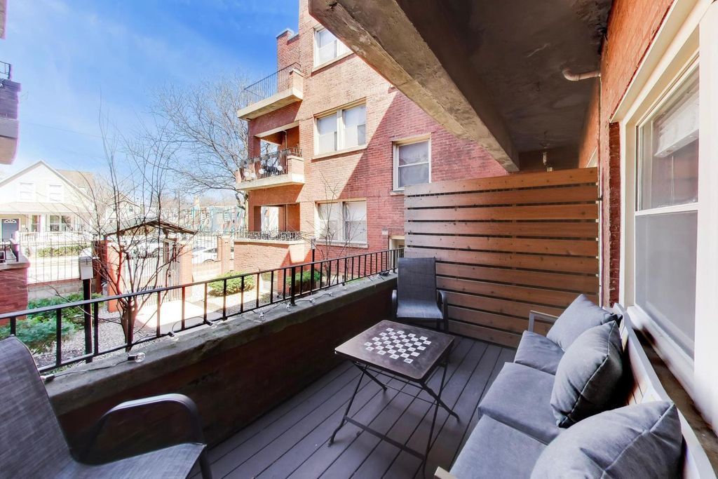 Image 13 of property listing at 1953 W FOSTER Avenue 1, Chicago, IL 60640