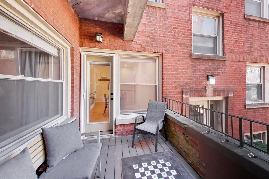 Image 14 of property listing at 1953 W FOSTER Avenue 1, Chicago, IL 60640