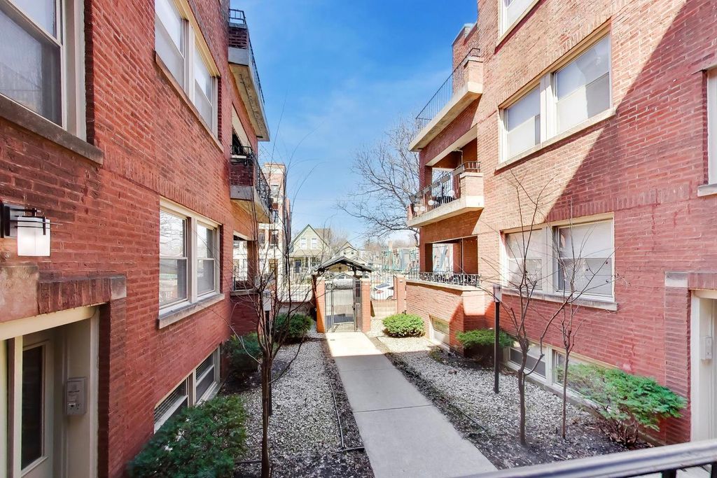 Image 15 of property listing at 1953 W FOSTER Avenue 1, Chicago, IL 60640